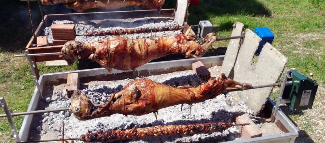 Πάσχα στην... πόλη ήθελε η κυβέρνηση: Σούβλες σε μπαλκόνια και πιλοτές - Με περιορισμούς και self test οι εορτασμοί